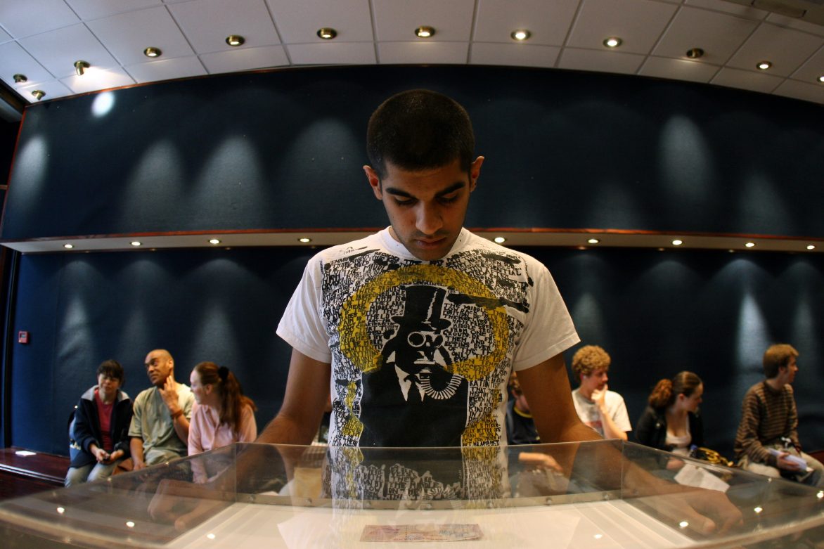 Cesare Pietroiusti, Money-Watching, 2007. Performance. Photo: Chris Keenan. Courtesy: Ikon Gallery, Birmingham and the artist.