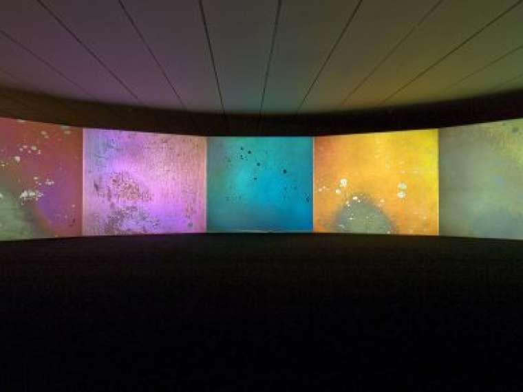 Gustav Metzger, Supportive, 1966-2011. 7 Kodak SAV 2050 slide projectors with control units, rotating polarised filters, liquid crystals, 7 screens 4m x 4m