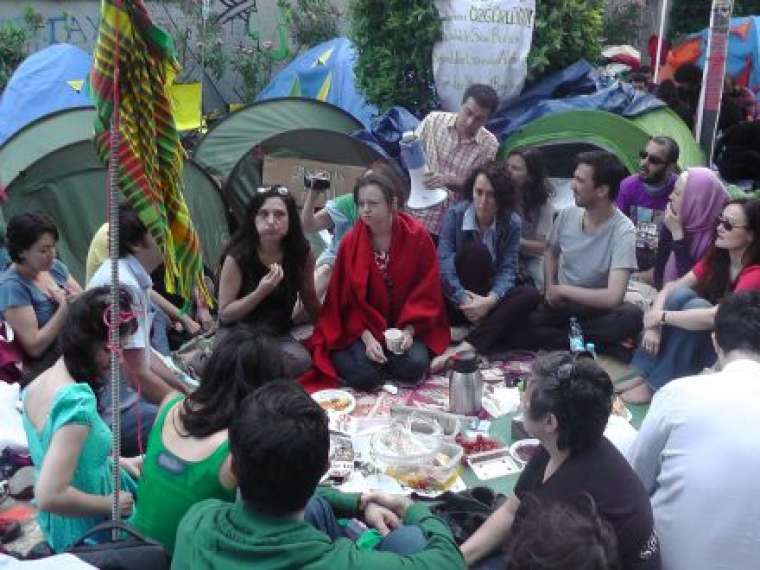 Labor in Contemporary Art, Precarious labor workshop in Gezi Park, June 2013. Photo. Courtesy of Pelin Tan.