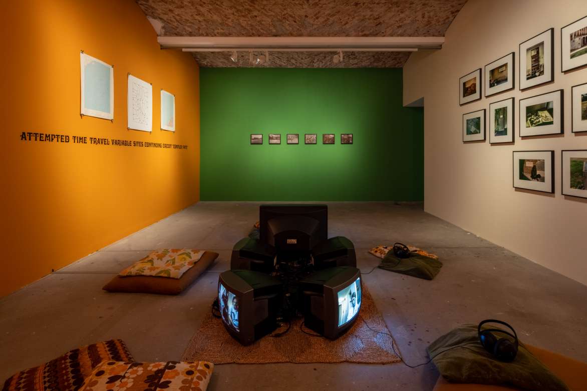 Renée Green, Übertragen/Transfer, 1997, installation view, KW Institute for Contemporary Art, Berlin, 2021. Courtesy: Museum Ludwig, Cologne; photograph: Frank Sperling